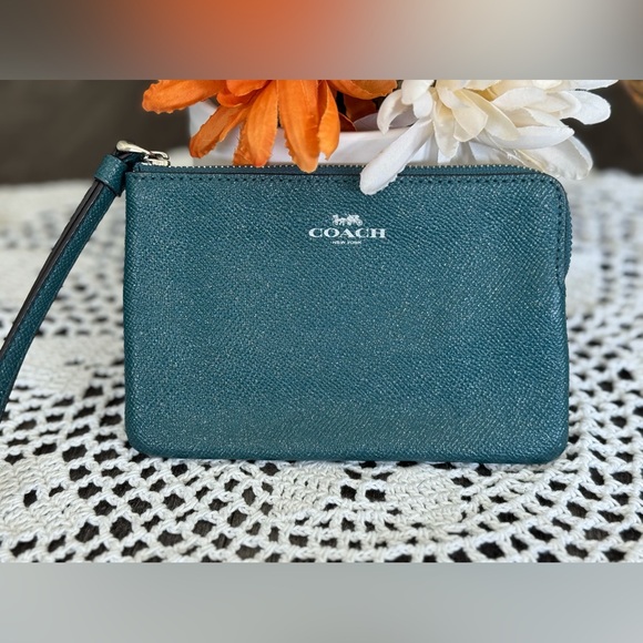 Coach Corner Zip Wristlet in Vibrant Teal Crossgran Leather - Picture 1 of 6